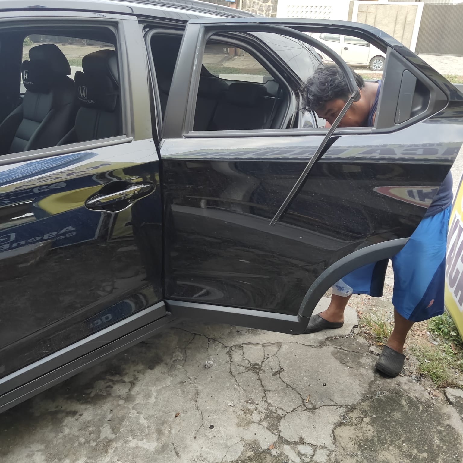 Teknisi memasang kaca pintu mobil