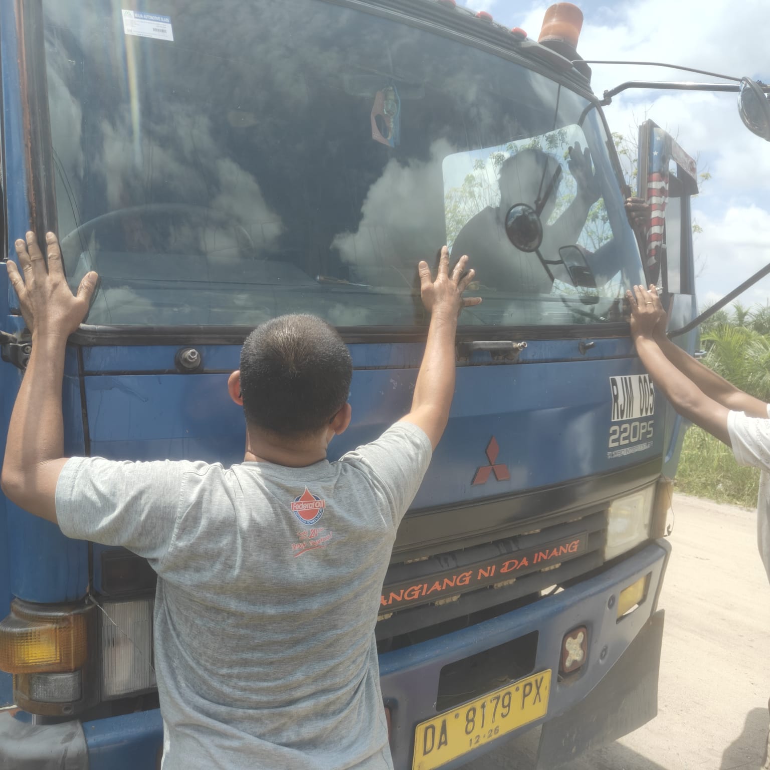 Pemasangan kaca pada kendaraan di lapangan